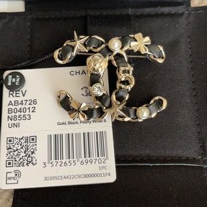 Chanel brooch-New